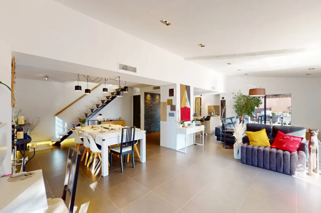 Villa avec Piscine et Vue Panoramique à Contes