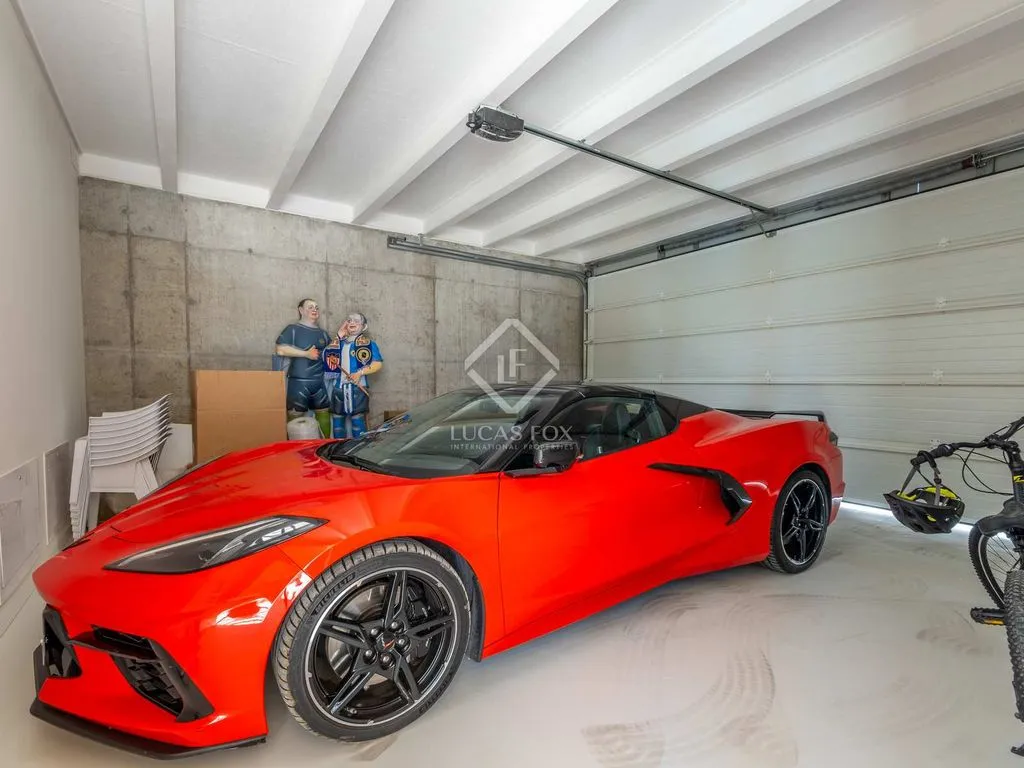 Garage - Luxury Villa with Pool in Vistahermosa, Alicante