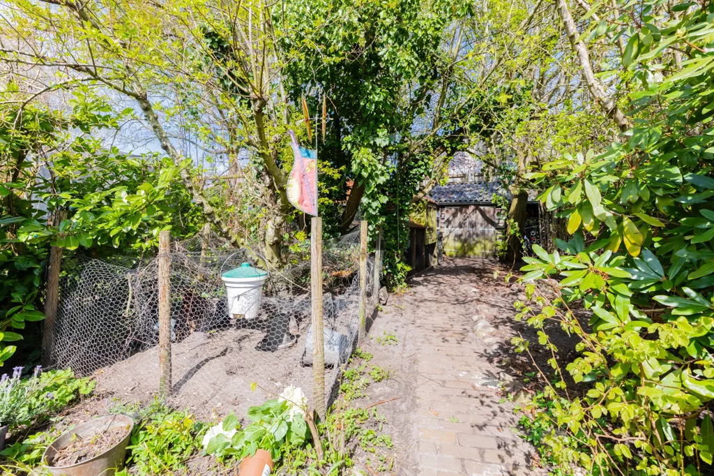 Aed - Monumental House with Deep Garden in Assen