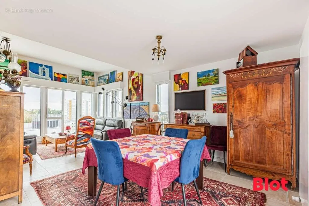 Sala da pranzo - Apartment with Panoramic View in Nantes