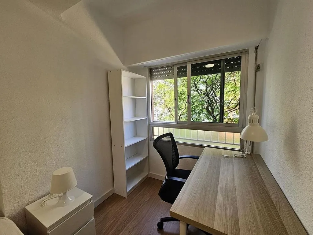Bureau - Fully Renovated Student Flat in Valencia