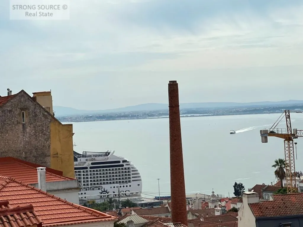 Toad - Luxury Apartments with River View in Graca, Lisbon