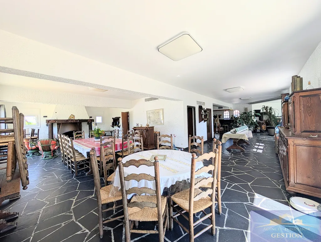 Salle à manger - Propriété de 13 Pièces avec Piscine à 15 min de Tarbes