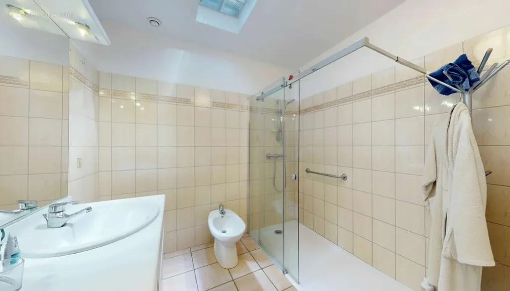 Vannitoad - Family House with Complete Basement on Hasparren Heights