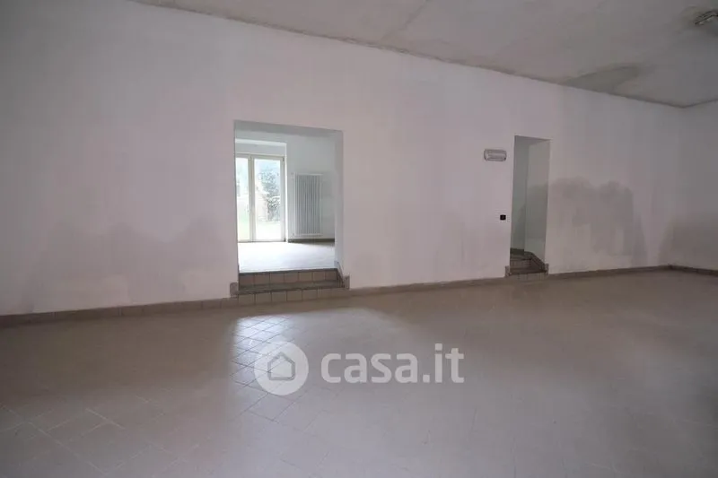 Toad - Commercial Space with Garden in Asti