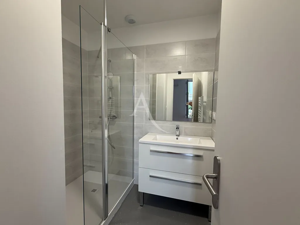 Vannitoad - Refurbished 2-Bed Flat with Courtyard in Saintes