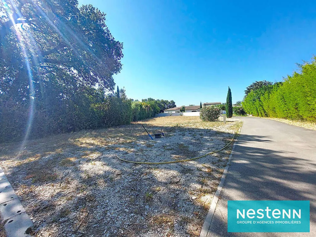 Aed - Viabilised Plot with Parking in Istres