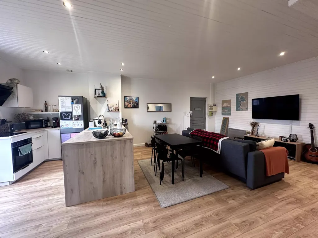 Soggiorno - Renovated 3-Piece Apartment in Le Temple