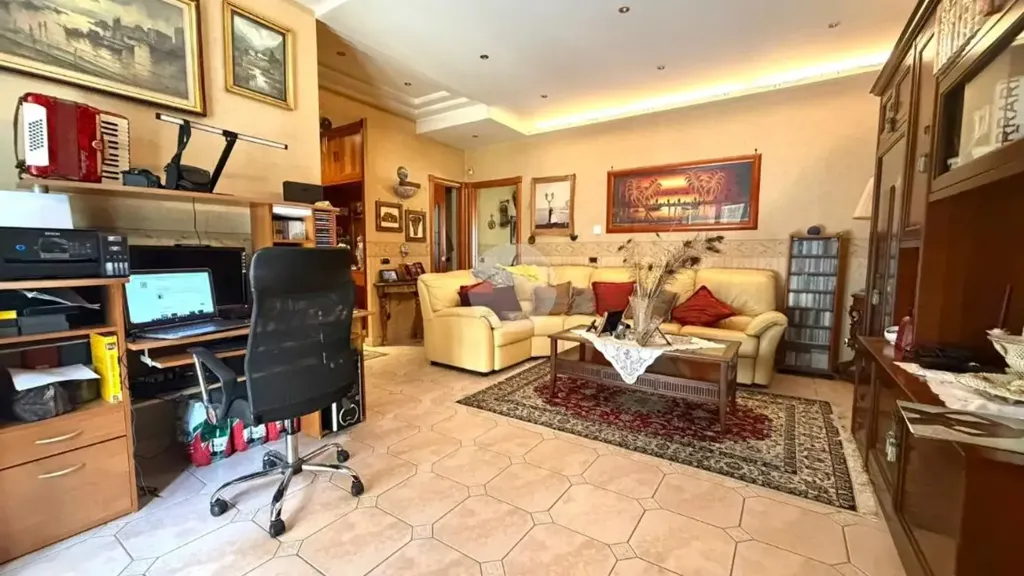 Bureau - Apartment with Balconies in Central Naples