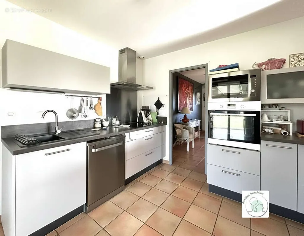 Cuisine - Maison avec Piscine et Jardin à Pugnac