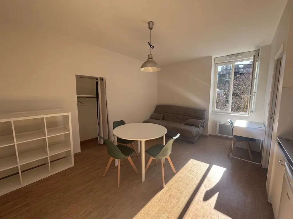 Salle à manger - Studio Semi-Meublé avec Coin Cuisine