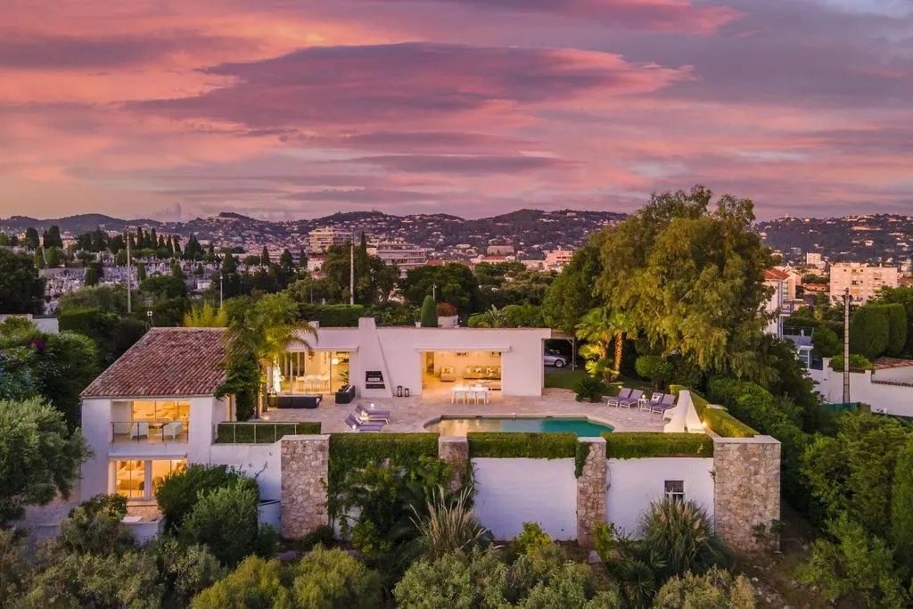 Vue aérienne - Villa Luxueuse avec Piscine à Cannes