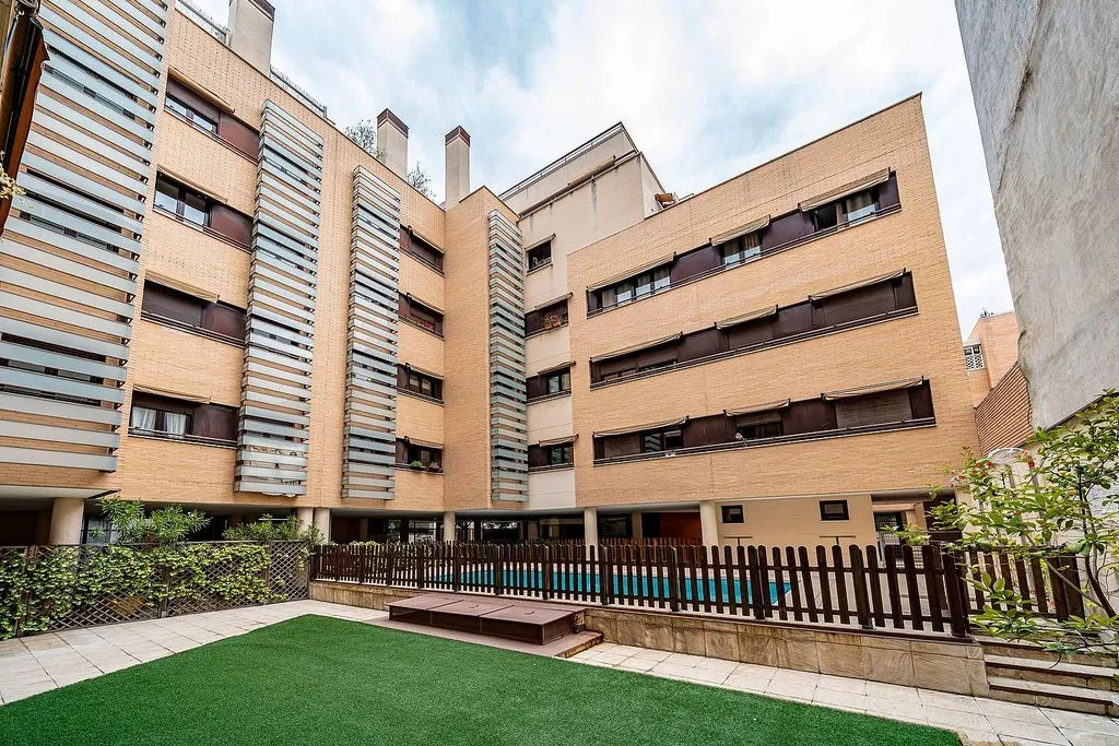 Aed - 1-Bed Flat with Pool in Legazpi