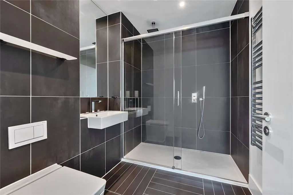 Bathrooms - 2-bedroom apartment in Reading