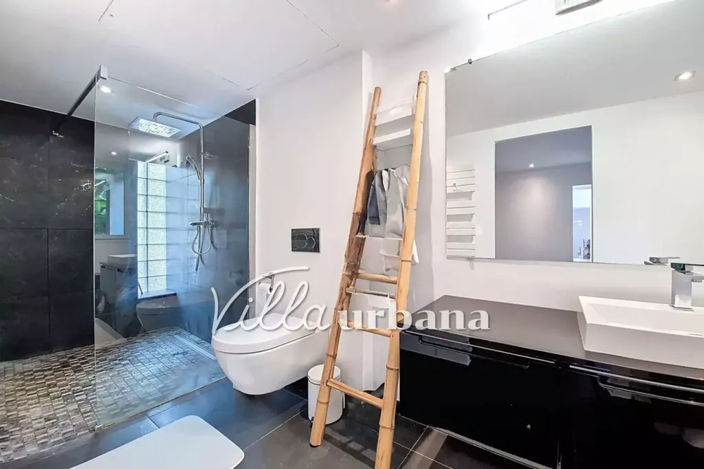 Bathrooms - House with Sea View and Pool in Antibes