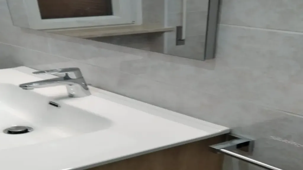Bathrooms - Spacious Trilocale with Balcony in Rome