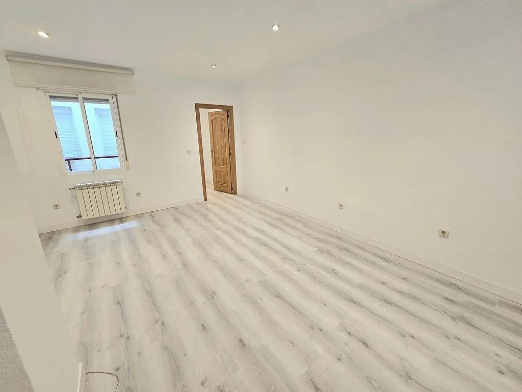 Pièces - Updated Flat with Ascender in Bernabéu