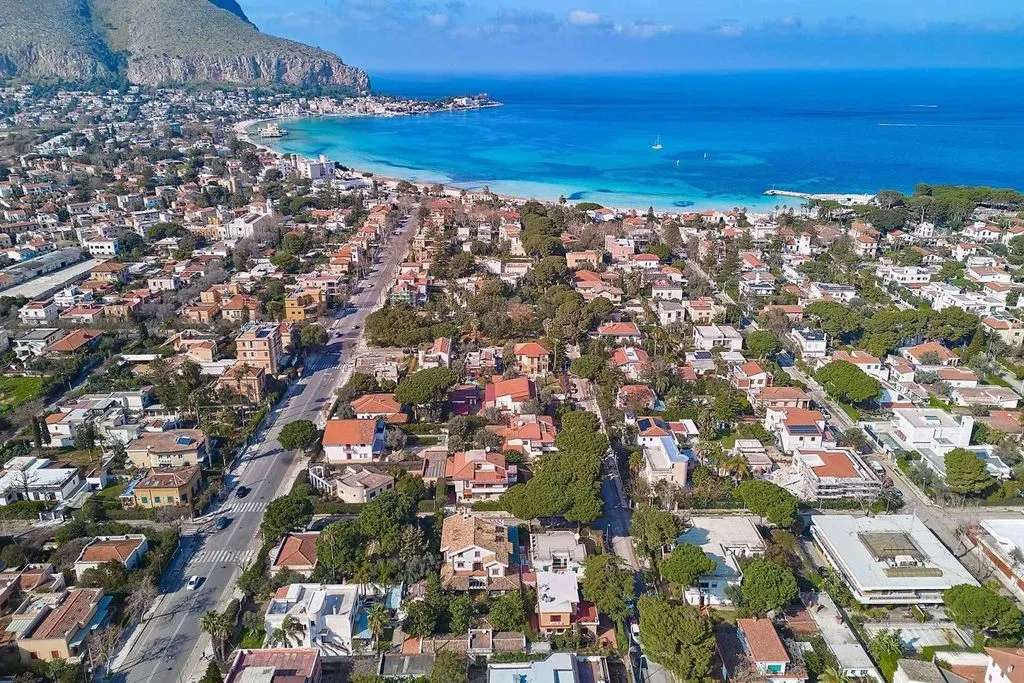 Luxury Villa with Garden in Palermo