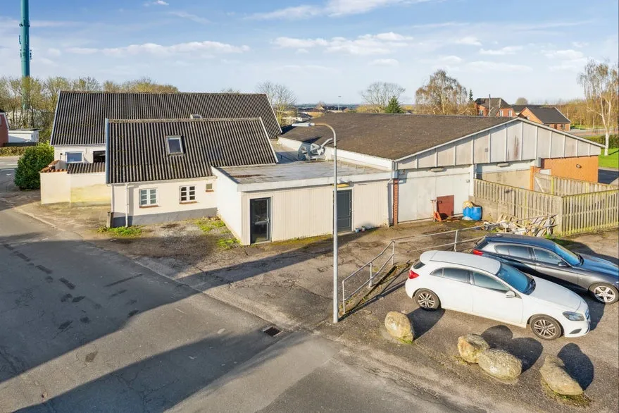 Vue aérienne - Mixed-Use Property with Parking in Næsbyhoved-Broby