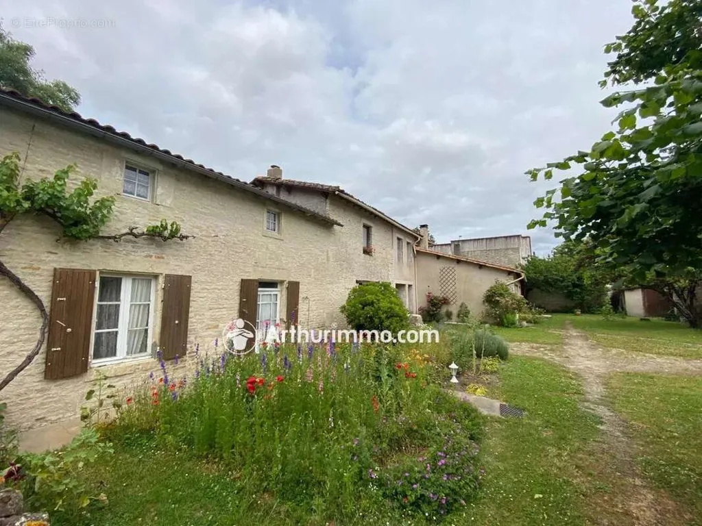 Aed - Large Property with Multiple Units in Villefollet