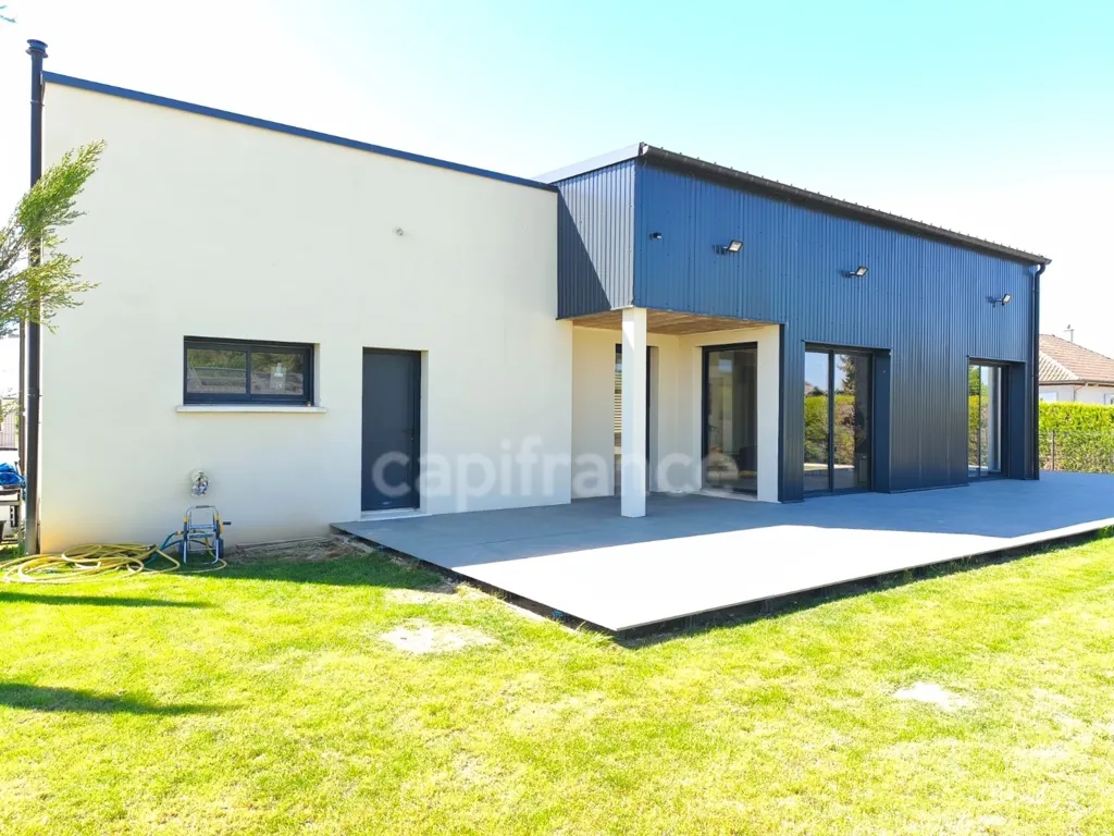 Extérieur - Maison Contemporaine avec Terrasse dans un Environnement Calme