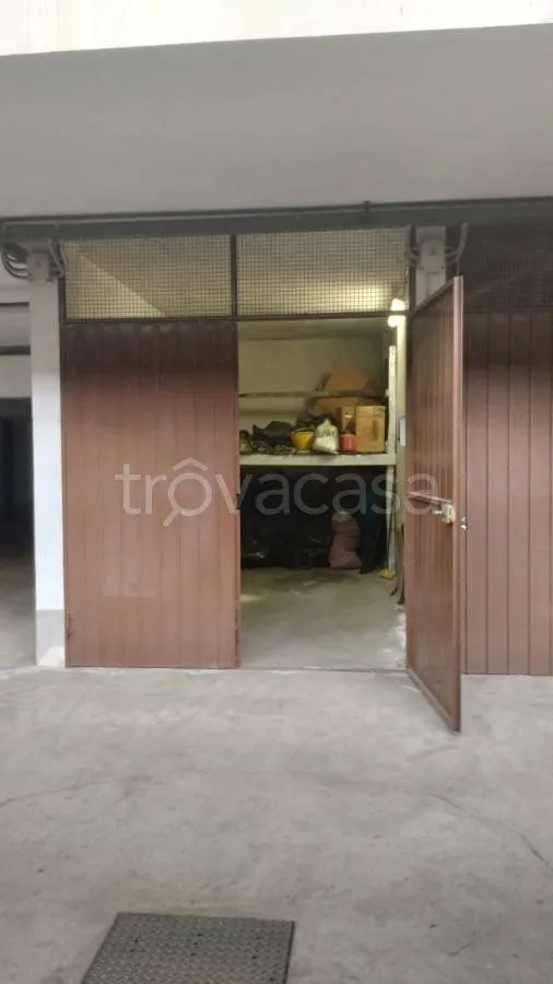 Garage - Spacious Apartment with Balcony Views in Torino
