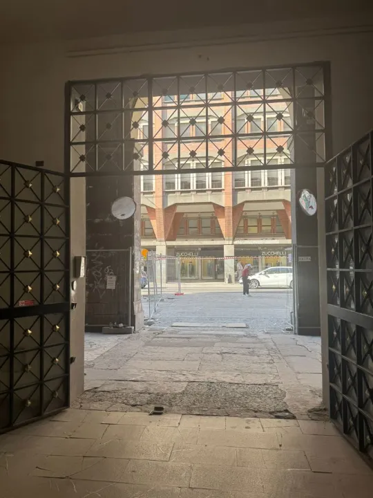Esik - Double Parking Box in Central Bologna