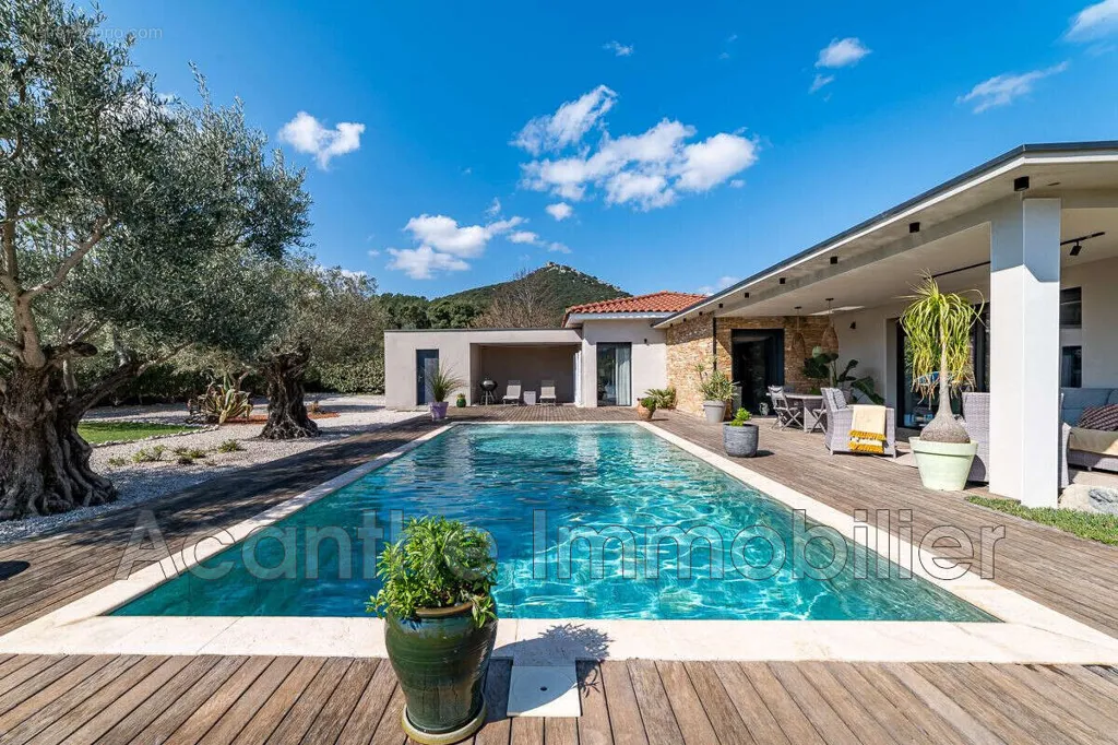 Bassein - Contemporary House with Pool near Saint-Mathieu-De-Treviers