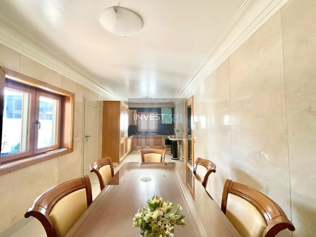 Dining Room - Single-Story Villa with Terrace in Porto
