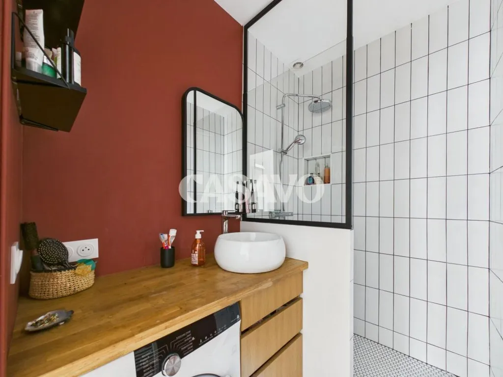 Salles de bain - Appartement 2 Pièces avec Cour Arborée à Paris 10ᵉ