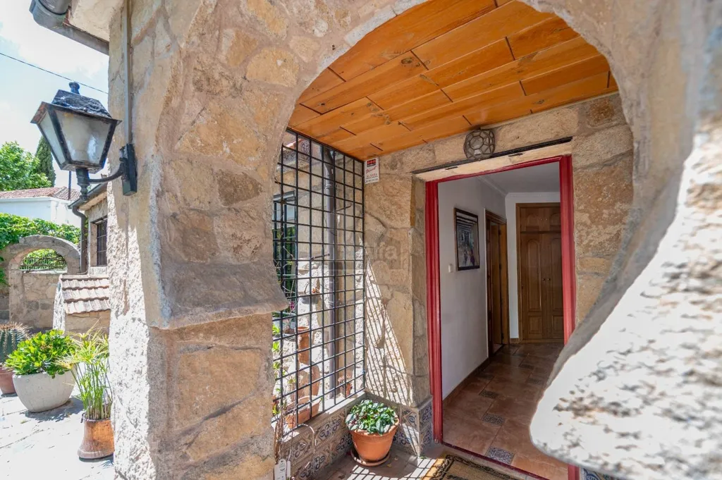 Terrass - Detached House with Development Potential in Arturo Soria