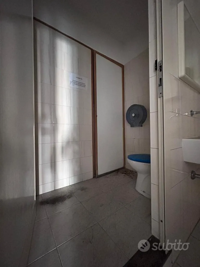 Salles de bain - Commercial Space with High Visibility in Cagliari