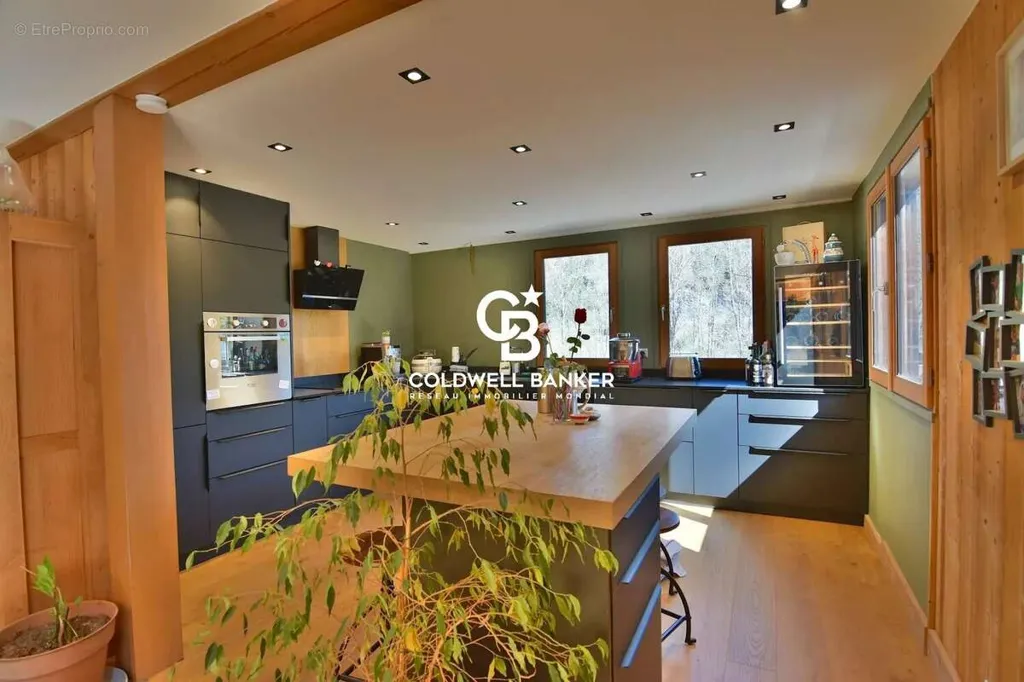 Köök - Mixed-Use Property with South-Facing View in Les Houches