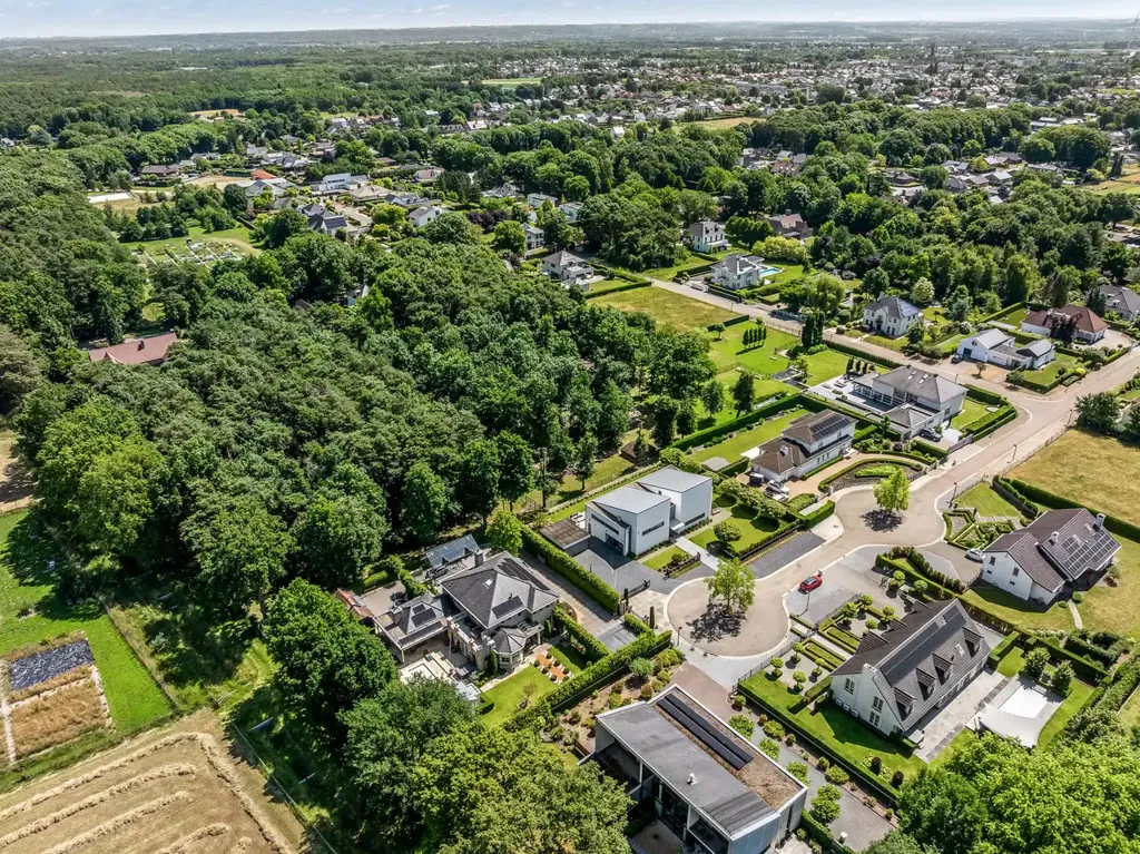 Vue aérienne - Villa Luxueuse avec Piscine Intérieure à Lanaken