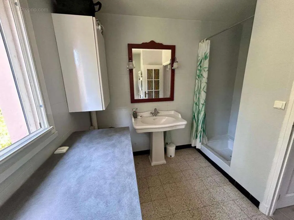 Vannitoad - Spacious 2-Bedroom with Sea View in Saint-Aygulf