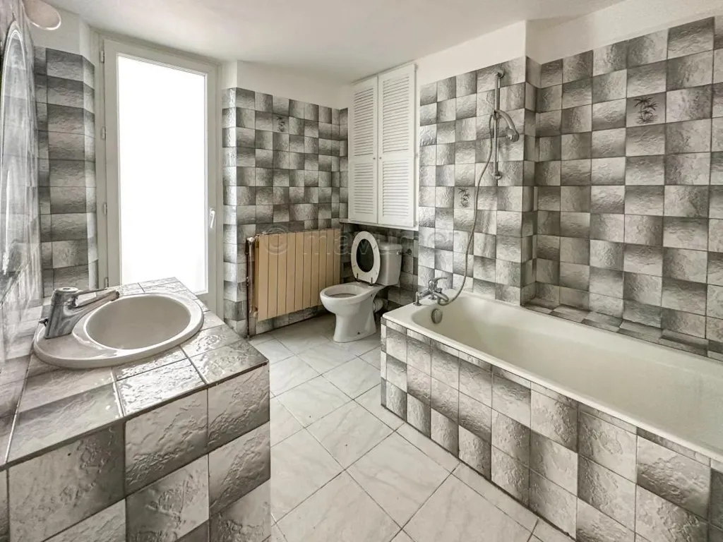 Bathrooms - Duplex Flat with Balconies in Marseille