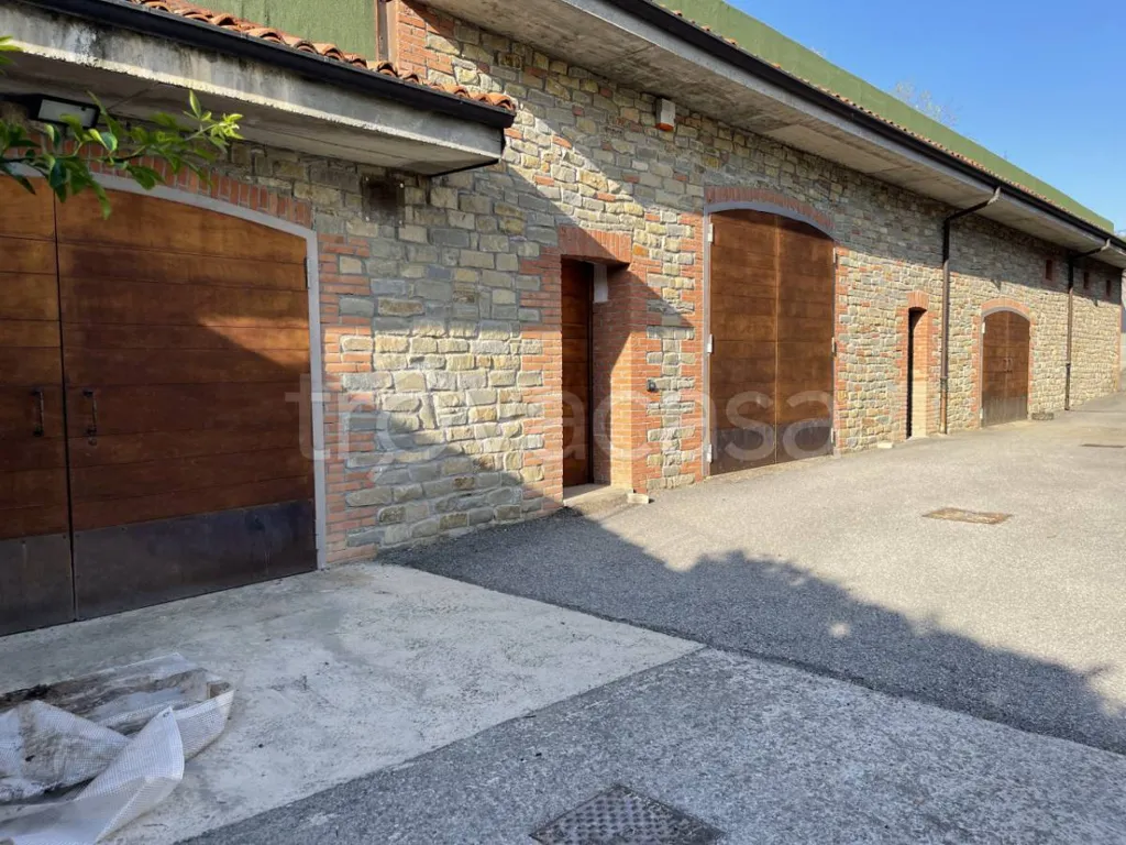 Aed - Rustic House with Lake View in Briaglia
