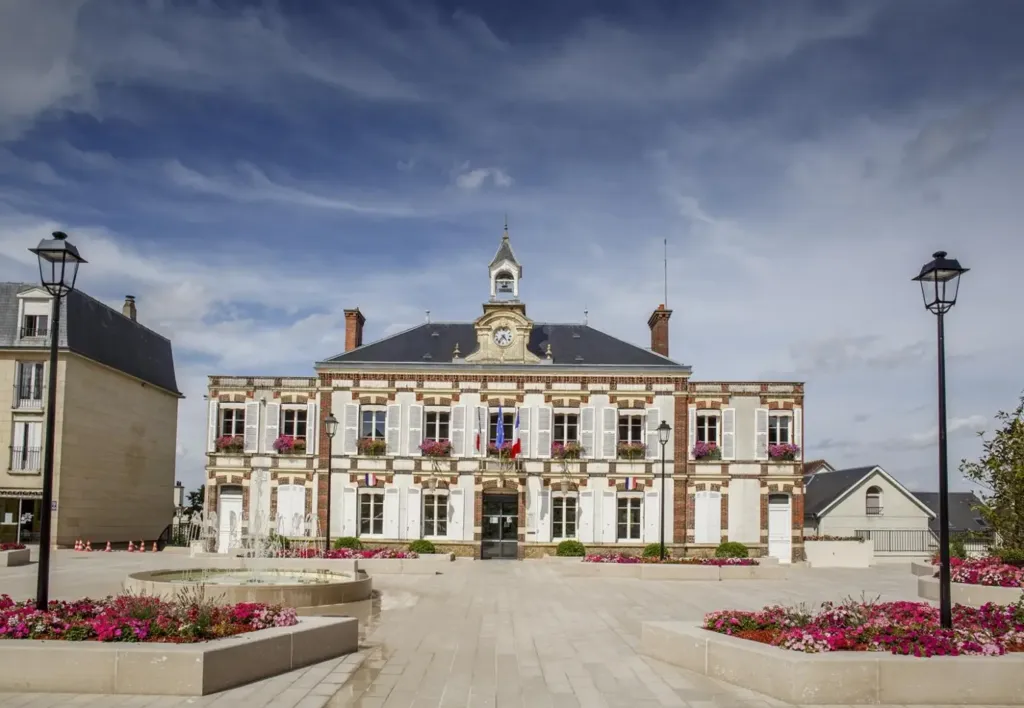 Exterior - Prestigious House with Pool in Chambourcy