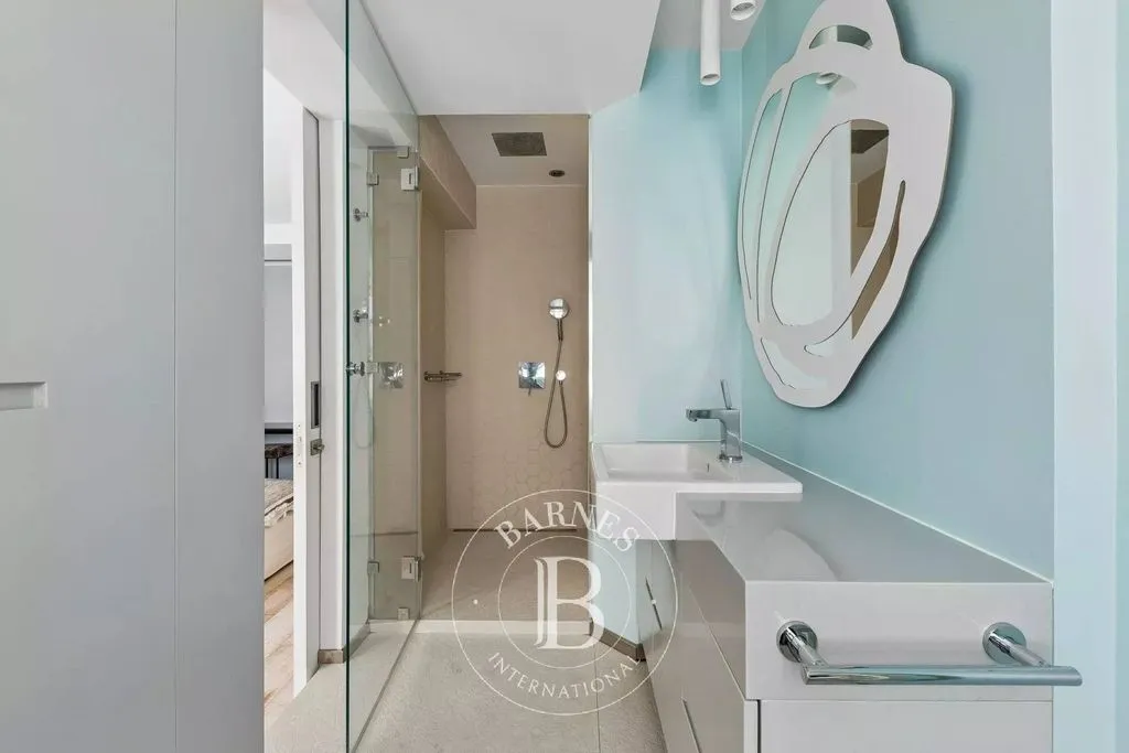 Bathrooms - Luxury Duplex with East-West View in Paris 7th