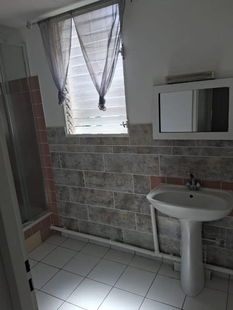 Bagni - 2-Bedroom Apartment with Balcony in Sainte-Luce
