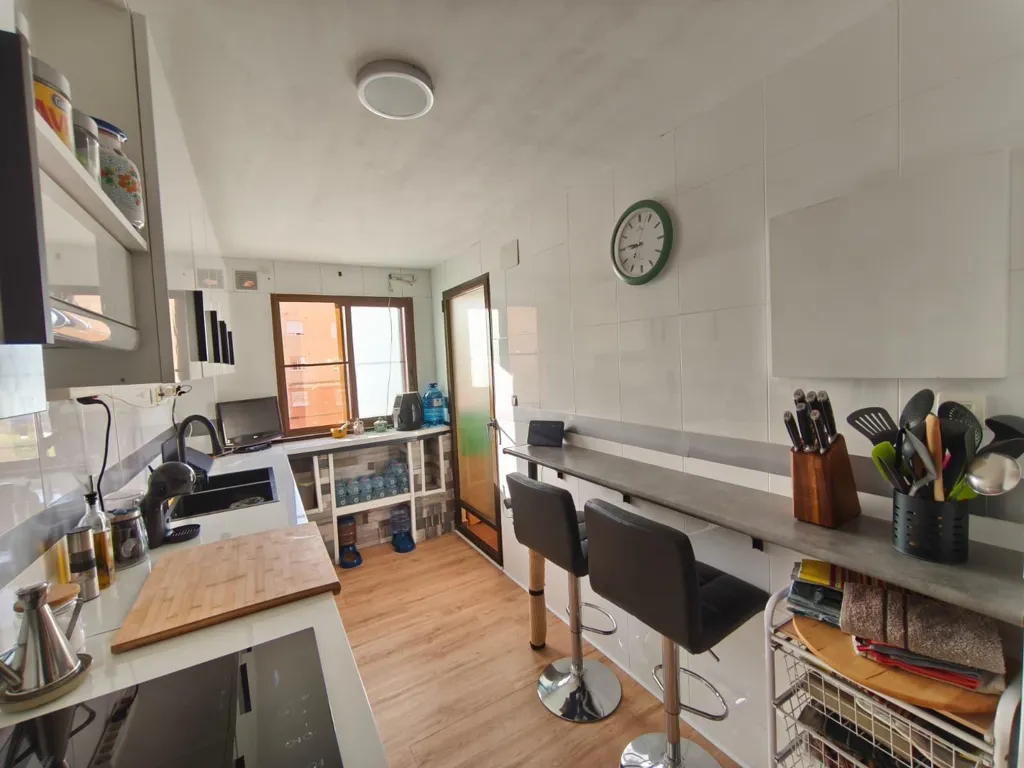 Cuisine - Spacious Apartment with Balcony in Castelló