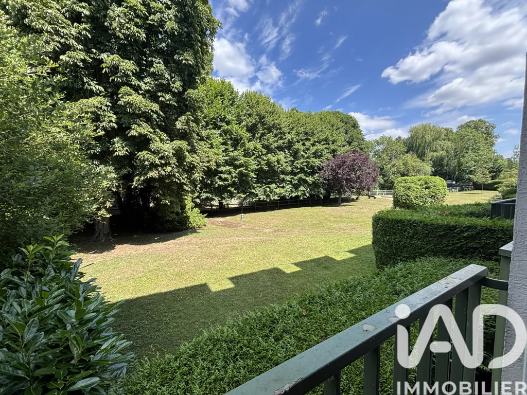 Aed - 3-Bed Apartment with Garden Access in Senlis