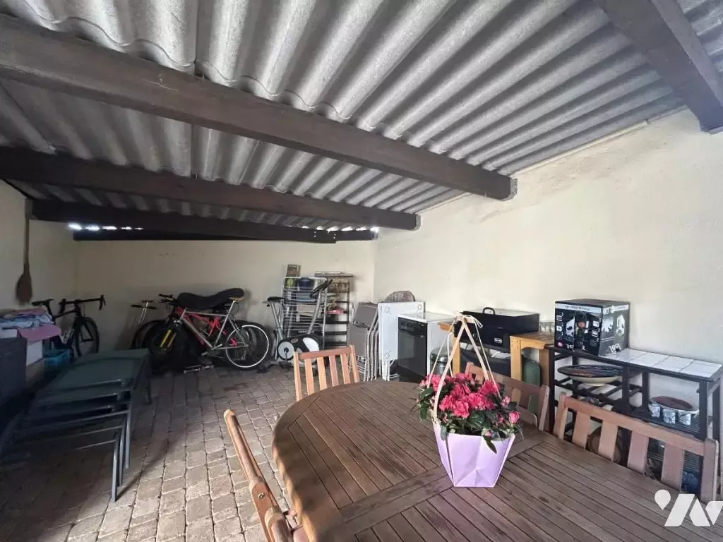 Garage - Maison avec Piscine et Jardin à Montélimar