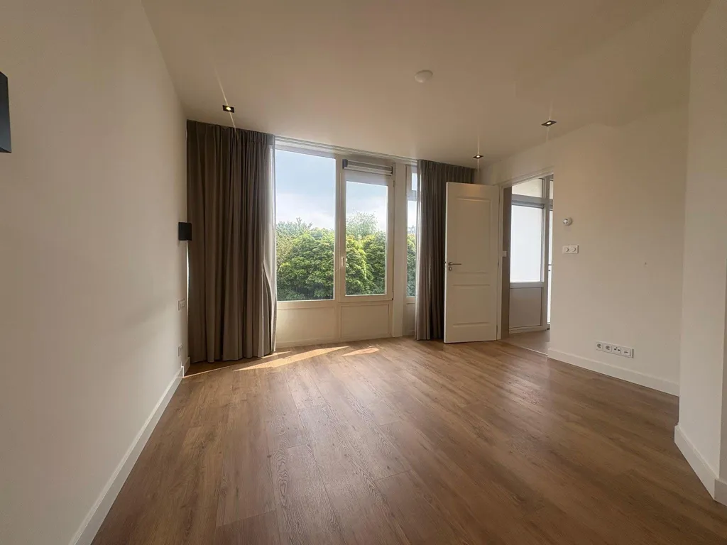 Toad - 3-Bedroom Apartment with Balconies in Amstelveen