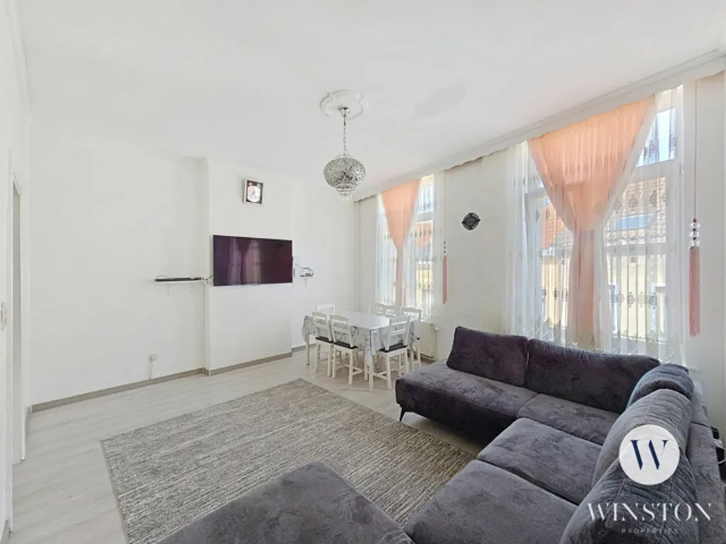 Living Room - Investment Triplex with Terrace in Central Location