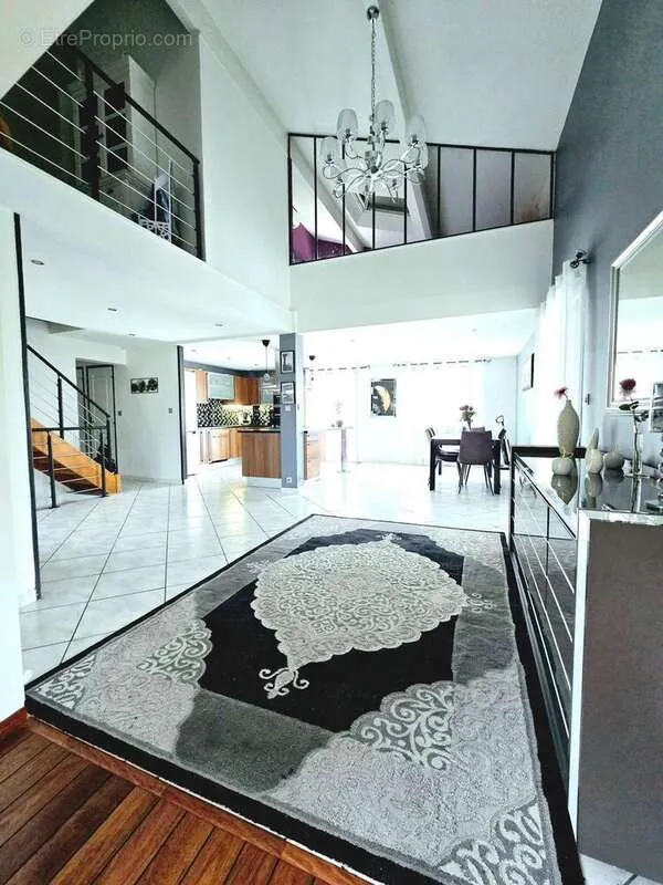Elutuba - Villa with Pool in Grigny