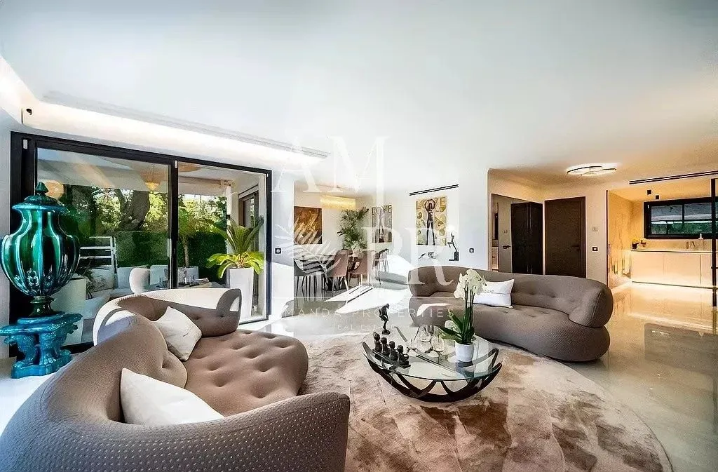 Living Room - Luxury Flat with Sea View in Le Cannet