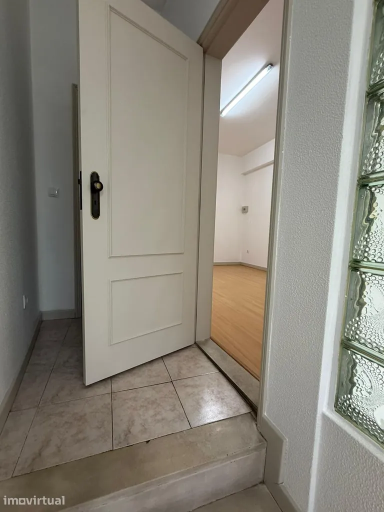 Entrée - Renovated Shop with Display in Ermesinde