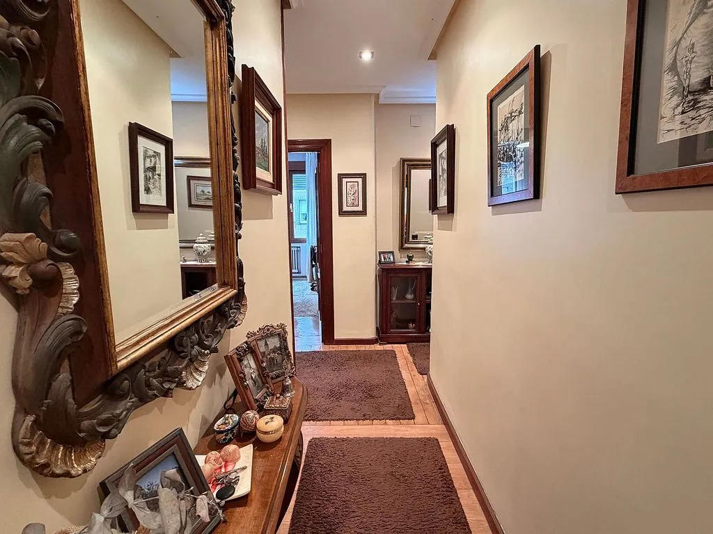 Ingresso - Spacious Apartment with Dual Entrances in Mieres