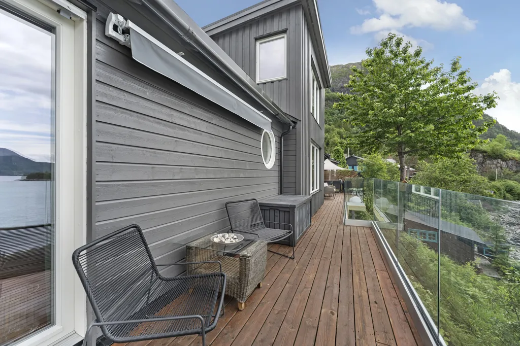 Terrazza - Seafront Cottage with Private Garden in Gausetbukta